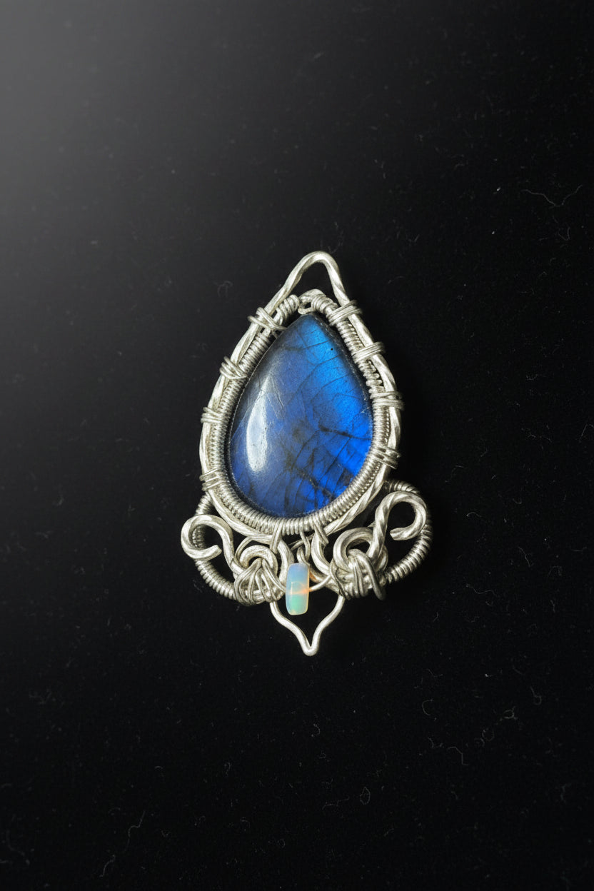 Labradorite pendant in silver